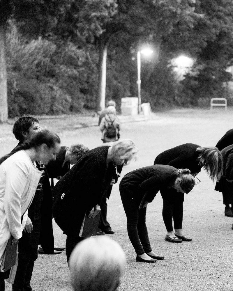 Der Kleine Chor Husum verbeugt sich nach einem Konzert